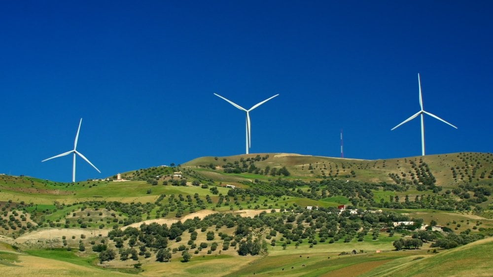 الاستثمارات المناخية للمؤسسات العمومية المغربية: 140.6 مليار درهم و17 مشروعًا استراتيجيًا حتى 2035